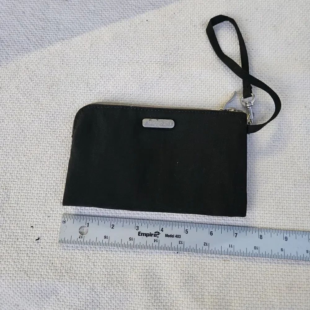 Baggalini black wristlet